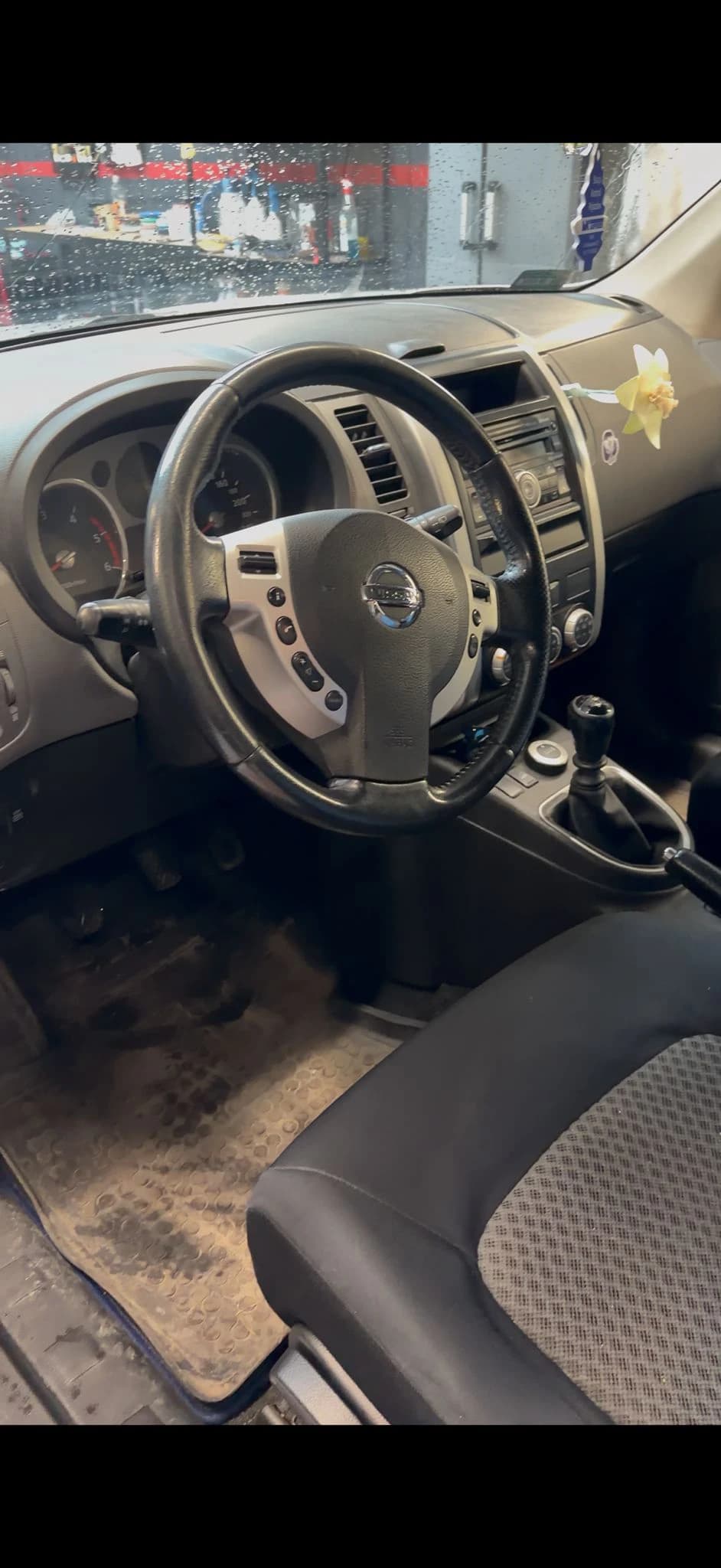 Zdjęcie przed i po usłudze: Brudna tapicerka samochodowa przed praniem ekstrakcyjnym w Opolu | Tapicerka wyczyszczona i zaimpregnowana – detailing wnętrza w 2K Auto Detailing Opole.