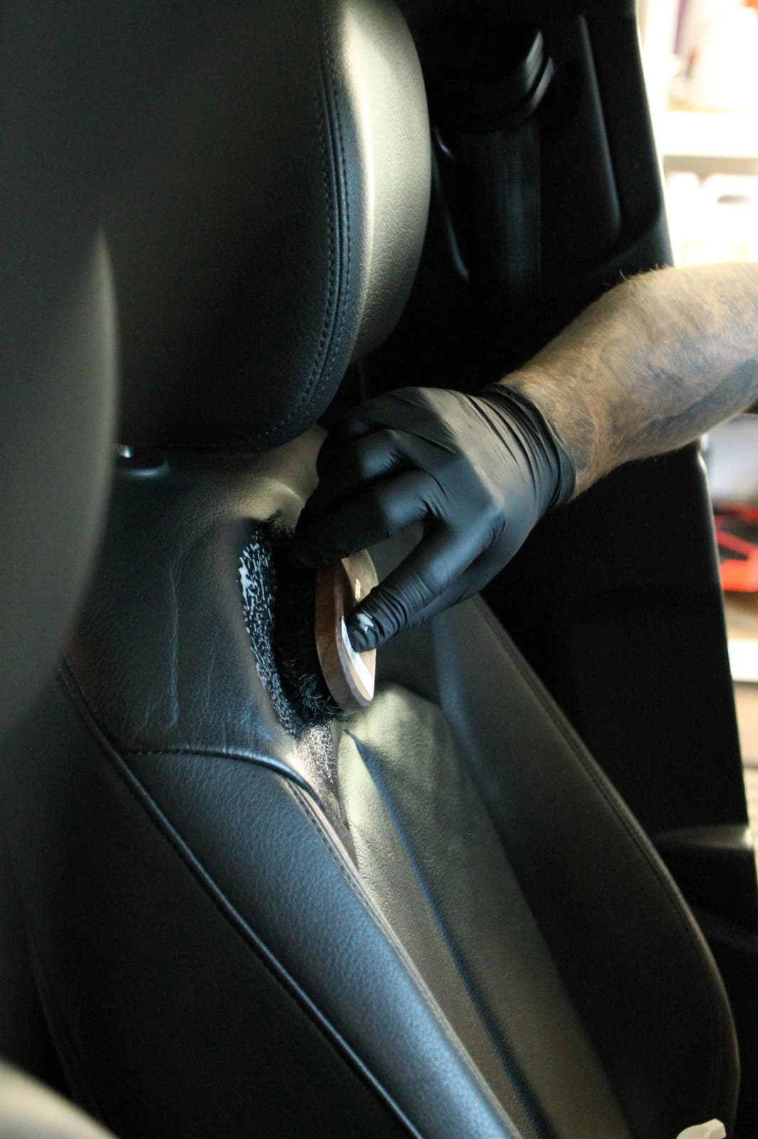 Profesjonalne czyszczenie i odnawianie tapicerki skórzanej – system Colourlock w Opolu.